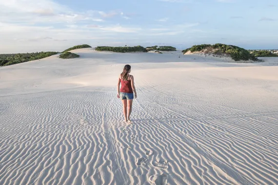 Caminhando na areia da praia