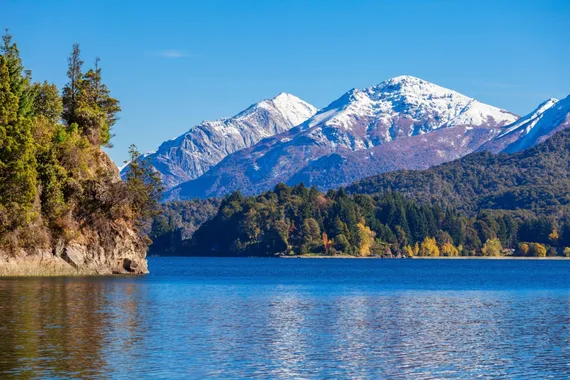 Lago aos pés da Cordilheira dos Andes