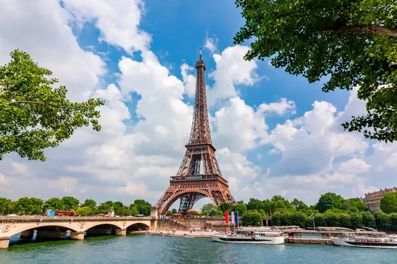 Vista panorâmica da Torre Eiffel e da ponte Pont d'Iena