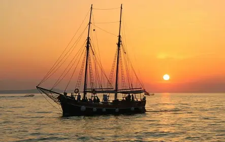 Cruzeiro Dhow ao pôr do sol em Mascate