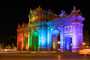 Portão de Alcala em Madri Comemorando a Semana Mundial do Orgulho, iluminada com as cores do arco-íris