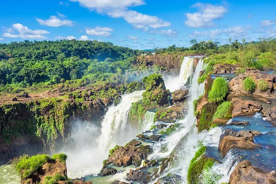 Cataratas do Iguaçu é um conjunto de cerca de 275 quedas de água no rio Iguaçu