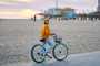 Menina com bicicleta na praia em Los Angeles