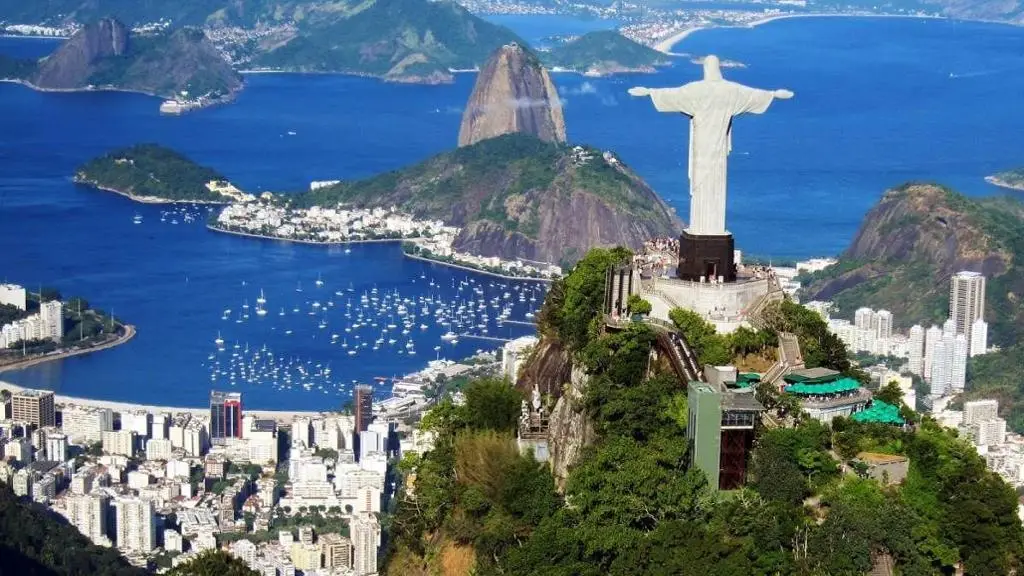 Une belle image d'une favela de Rio de Janeiro avec la statue de