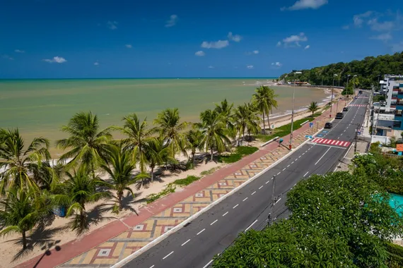 Praia do cabo branco com areias brancas e coqueiral, em João Pessoa