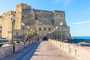 Castel dell'Ovo, é um castelo à beira-mar localizado no Golfo de Nápoles